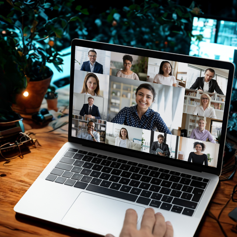 オンラインミーティング中の複数の参加者が表示されたノートパソコンの画面。
